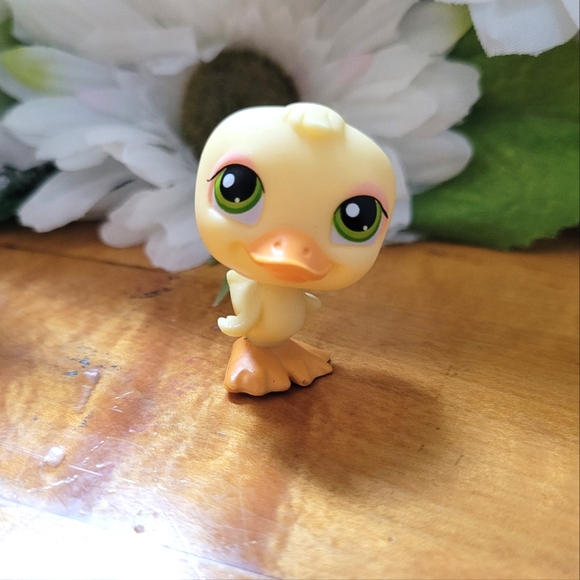 Littlest Pet Shop LPS #51 Duck Yellow Duckling Green Eyes Bird 2005 - Picture 1 of 11